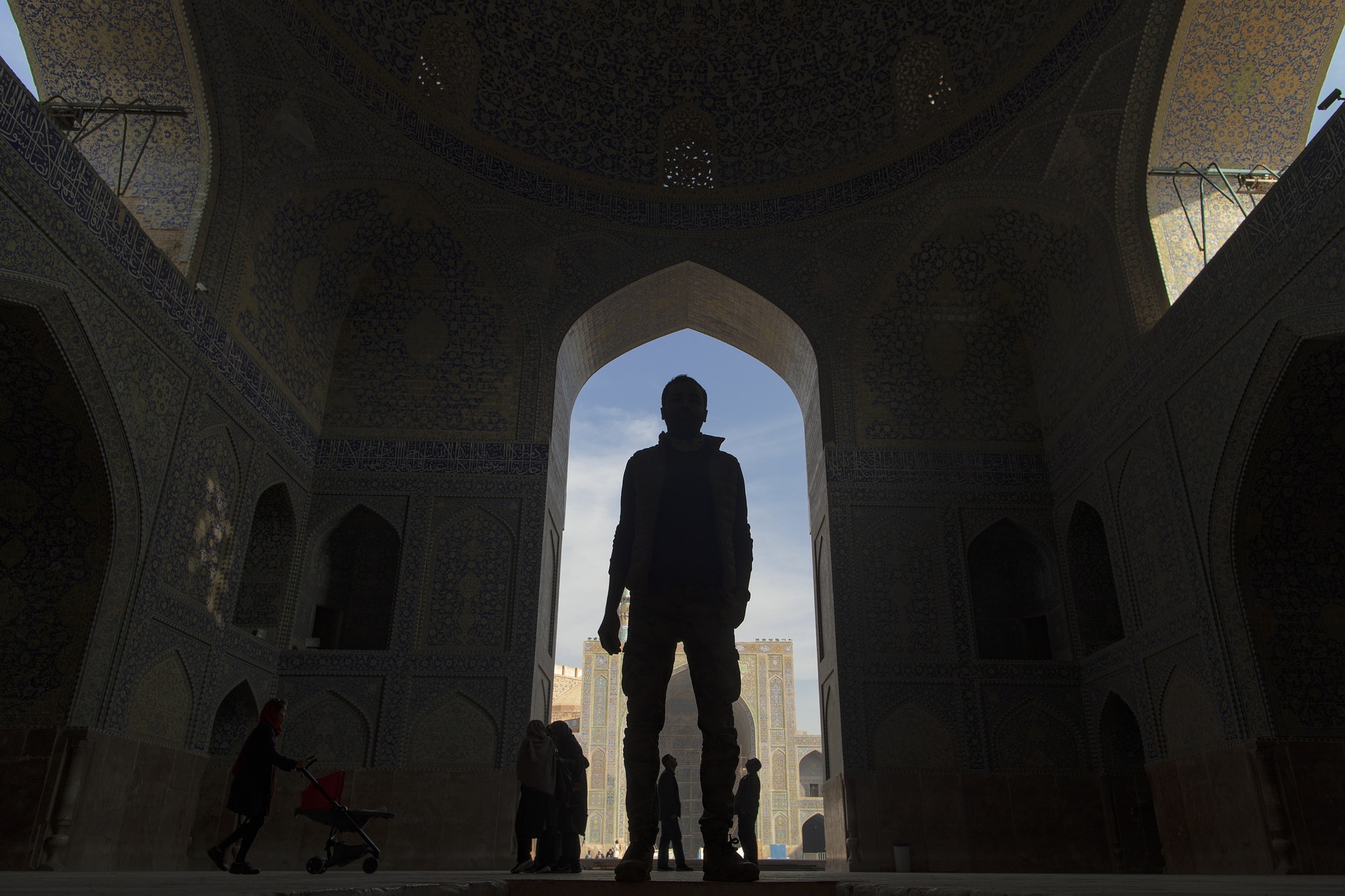 Seorang Berdiri Di Masjid