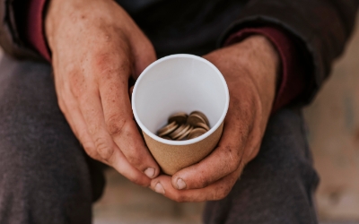 Tangan memegang wadah berisi koin (www.freepik.com)