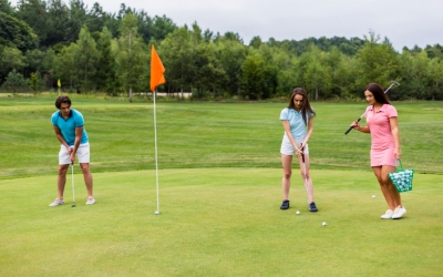 Tiga orang berolahraga golf di lapangan golf (www.freepik.com)