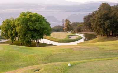 Pemandangan lapangan golf yang hijau (www.pexels.com)