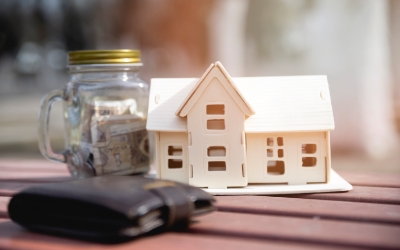 Miniatur rumah dengan tabungan uang dan dompet (www.freepik.com)