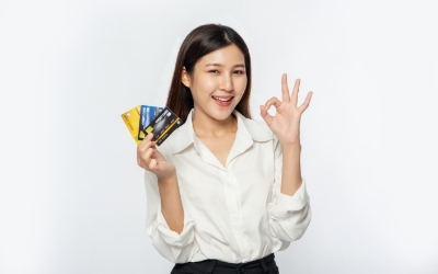Seorang wanita memegang beberapa kartu kredit (www.freepik.com)